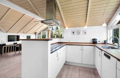 Tikob House | Bright and inviting summer house in North Zealand