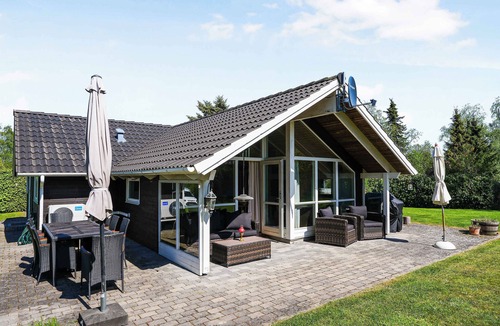 Tikob House | Bright and inviting summer house in North Zealand