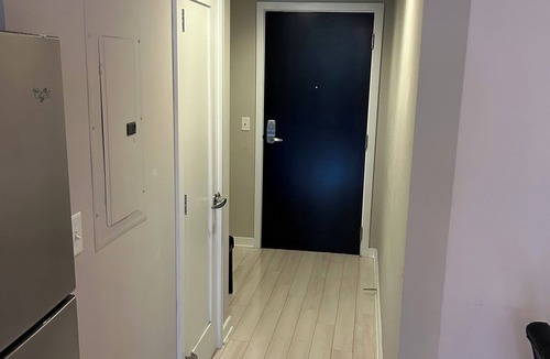 Rosslyn Apartment | Bright and Modern 1BR with Free On-Site Garage Parking