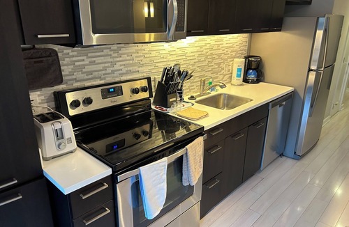 Rosslyn Apartment | Bright and Modern 1BR with Free On-Site Garage Parking