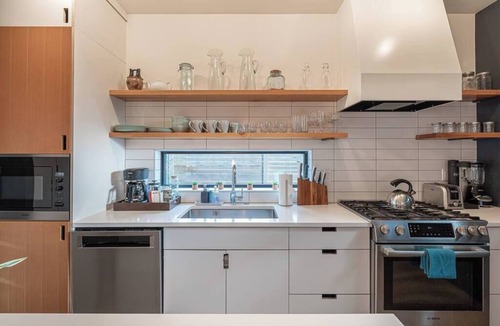 Vernon House | Bright and modern 2bd/2.5ba- close to Alberta st!