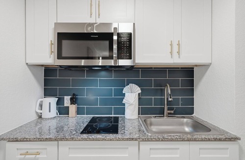 St. Johns Apartment | Bright and modern Centro Flats studio stay