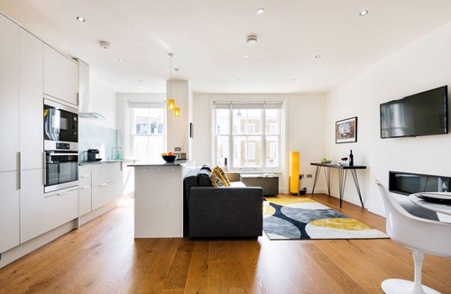 Earl's Court Apartment | Bright and Modern Earls Court Gem