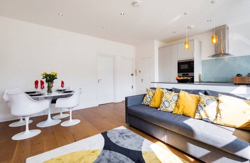Earl's Court Apartment | Bright and Modern Earls Court Gem