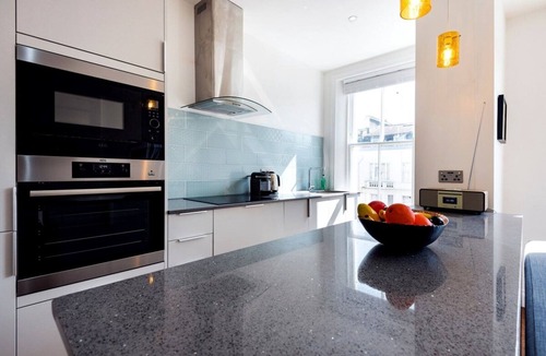 Earl's Court Apartment | Bright and Modern Earls Court Gem