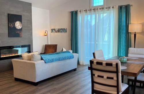 Creston - Kenilworth House | Bright and Modern Home