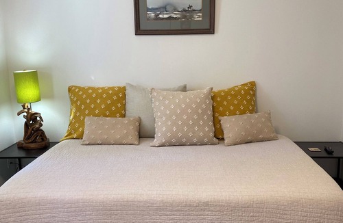 Creston - Kenilworth House | Bright and Modern Home