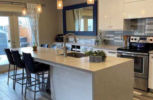 Cougar Ridge House | Bright and modern homen