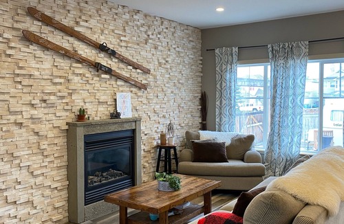 Cougar Ridge House | Bright and modern homen