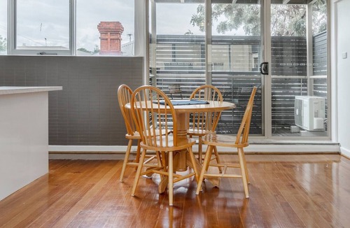 Hawthorn Apartment | Bright and Modern Space with a Balcony and Parking