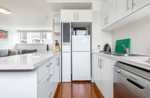 Hawthorn Apartment | Bright and Modern Space with a Balcony and Parking