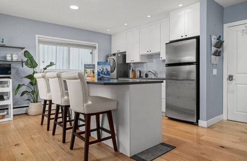 Ramsay Apartment | Bright and Open Coziness. 10 minutes to Stampede