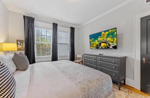 Dilworth House | Bright and Restful 2BR near Uptown with Balcony