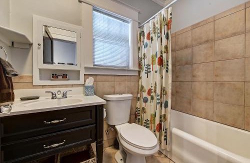 Dilworth House | Bright and Restful 2BR near Uptown with Balcony