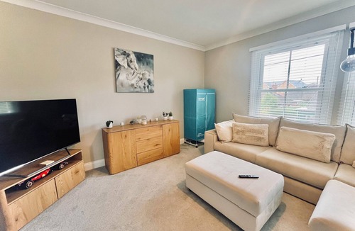 Mortimer West End Apartment | Bright and spacious flat in Mortimer Common.