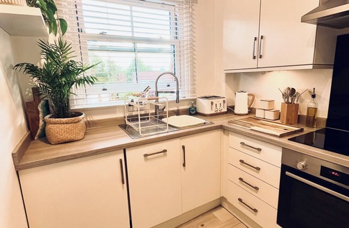 Mortimer West End Apartment | Bright and spacious flat in Mortimer Common.