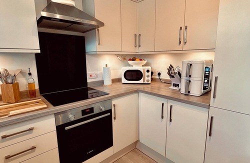 Mortimer West End Apartment | Bright and spacious flat in Mortimer Common.