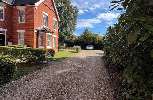 Mortimer West End Apartment | Bright and spacious flat in Mortimer Common.