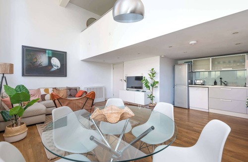 Tooting Apartment | Bright and Spacious 3BDR Loft by Tooting Broadway