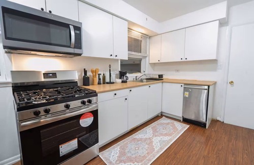 Skokie House | Bright and Spacious 2-Bedroom Skokie Home – With 2 Parking Spots