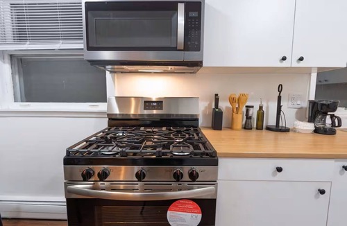 Skokie House | Bright and Spacious 2-Bedroom Skokie Home – With 2 Parking Spots