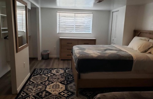 White City Apartment | Bright and spacious 3 bedroom suite near mountains