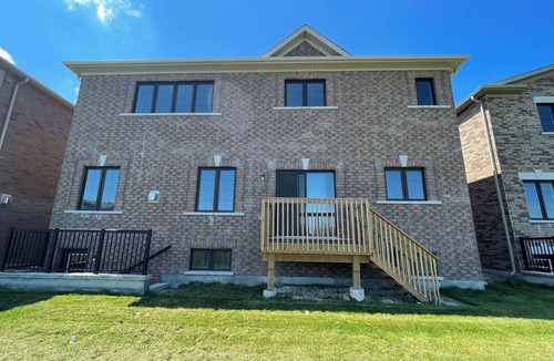 Stayner House | Bright and Spacious Beach and Mountain Retreat. Couples, small and big families