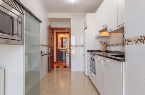 Barakaldo Apartment | Bright and spacious on the Barakaldo estuary