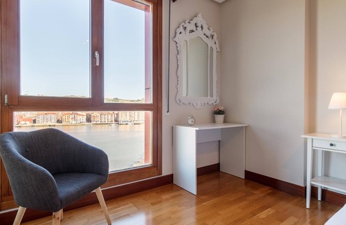 Barakaldo Apartment | Bright and spacious on the Barakaldo estuary