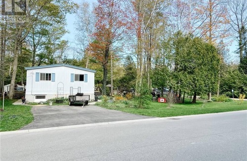 Ripley Cottage | Bright and Spacious Point Clark Cottage across street from Lake Huron