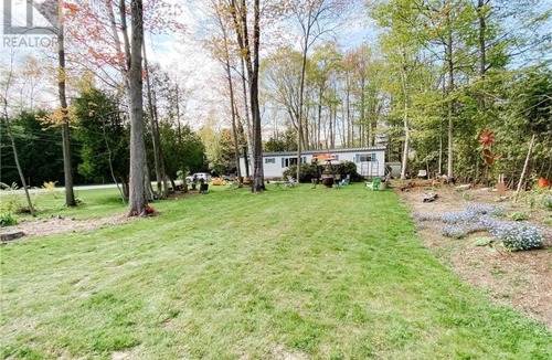 Ripley Cottage | Bright and Spacious Point Clark Cottage across street from Lake Huron