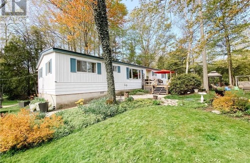 Ripley Cottage | Bright and Spacious Point Clark Cottage across street from Lake Huron