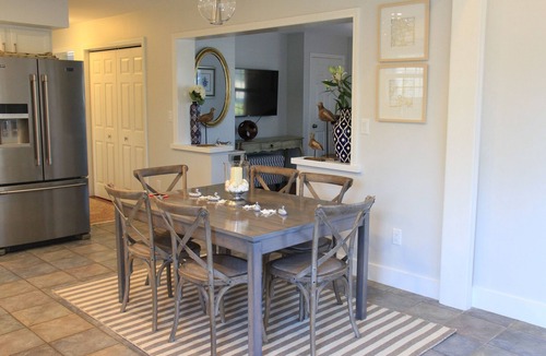 West of Town Apartment | BRIGHT and STYLISH 2BD,1BT with deck and BBQ