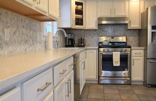 West of Town Apartment | BRIGHT and STYLISH 2BD,1BT with deck and BBQ