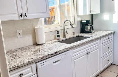Southside House | Bright and Sunny Casa Christina-Pet Friendly-Has A/C