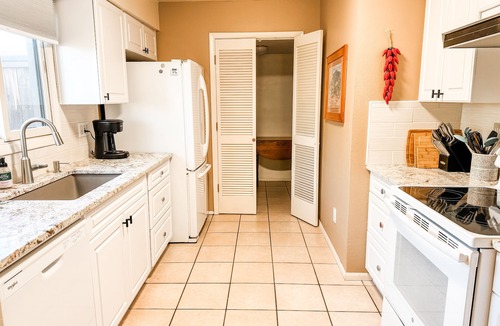 Southside House | Bright and Sunny Casa Christina-Pet Friendly-Has A/C