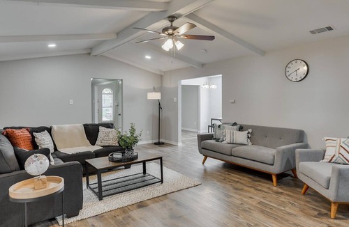 Buckner Terrace - Everglade Park House | Bright and Sunny Dallas Getaway Home