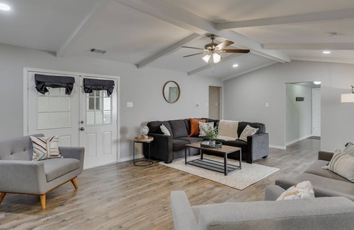 Buckner Terrace - Everglade Park House | Bright and Sunny Dallas Getaway Home