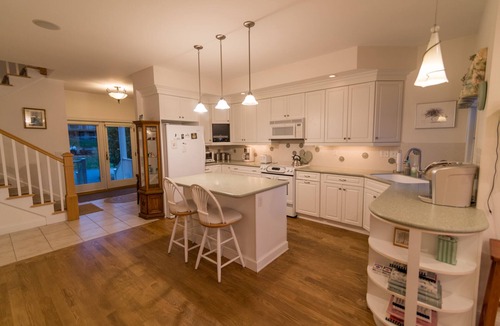 Lakeside House | Bright and Sunny Direct Waterfront with Private Sandy Beach -