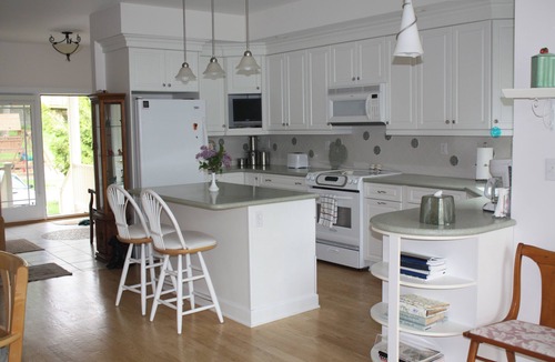 Lakeside House | Bright and Sunny Direct Waterfront with Private Sandy Beach -