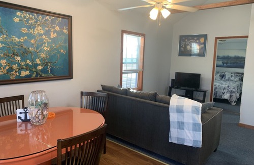 Queens House | Bright and sunny genuine Bungalow