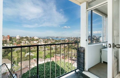 Neutral Bay Apartment | Bright and Sunny Studio Apartment