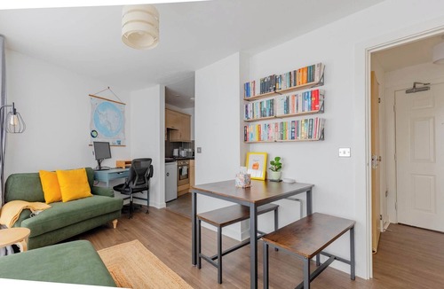Leabridge Apartment | Bright and Trendy 1BD Canalside Flat in Hackney