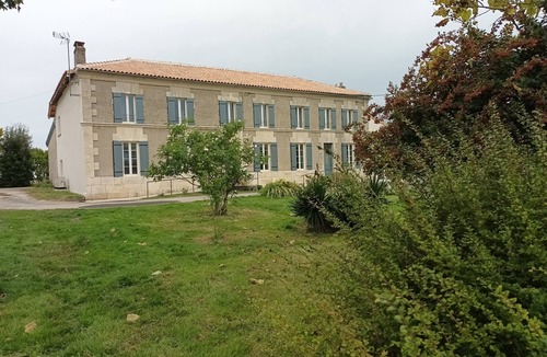 Fontaines-d'Ozillac Apartment | Bright apartment in the countryside - private parking