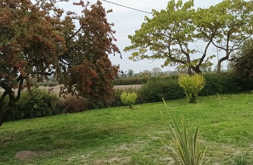 Fontaines-d'Ozillac Apartment | Bright apartment in the countryside - private parking