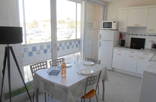 Balaruc-les-Bains Apartment | Bright apartment near Thermal Baths - Pets allowed