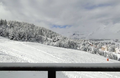 Saint-Etienne-en-Devoluy Apartment | Bright apartment with panoramic views