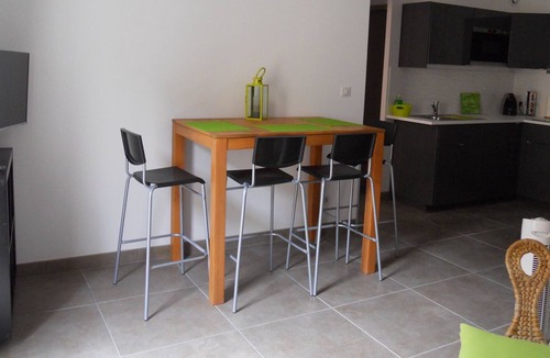Coursan Apartment | Bright apartment Coeur de village