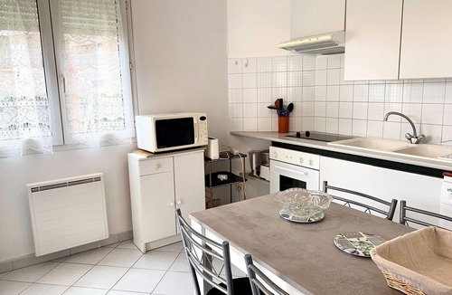Bouzigues Apartment | Bright apartment in Bouzigues, 50m from beach, garden and parking