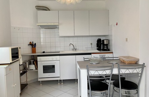 Bouzigues Apartment | Bright apartment in Bouzigues, 50m from beach, garden and parking